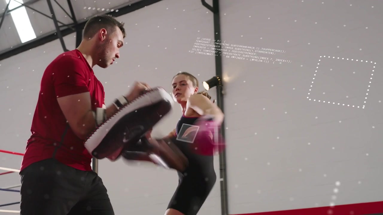 Pugile donna che si muove e sferra calci frontali all'allenatore con i guanti da passata, con sovrapposizioni di allenamento di boxe che compaiono
