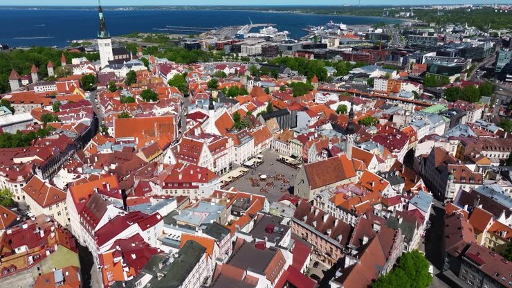 Drone in ascesa sopra la Città Vecchia di Tallinn in estate
