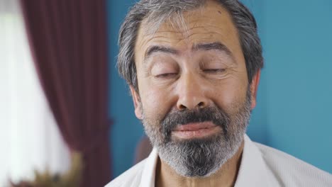 la cara de un anciano emocional en primer plano.