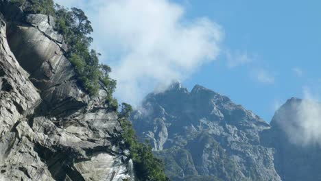 Alturas-Majestuosas:-Montaña-Sobre-El-Acantilado-En-Milford-Sound-En-Un-Cautivador-Metraje-De-Archivo