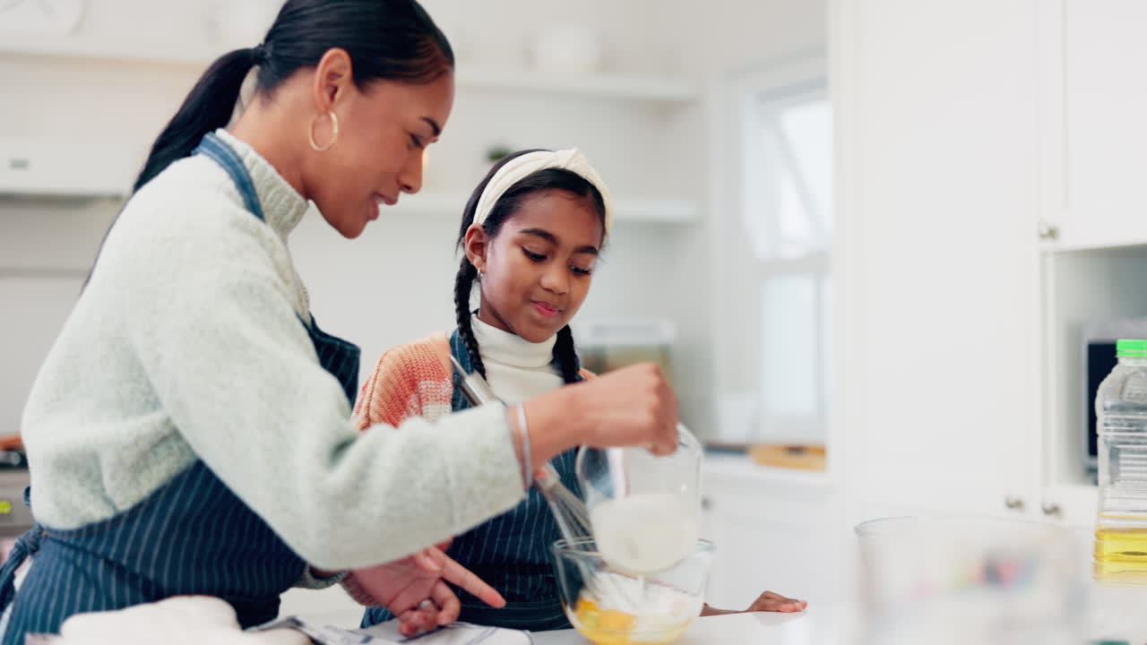 niña, ayudando y mamá enseñando a cocinar en la cocina