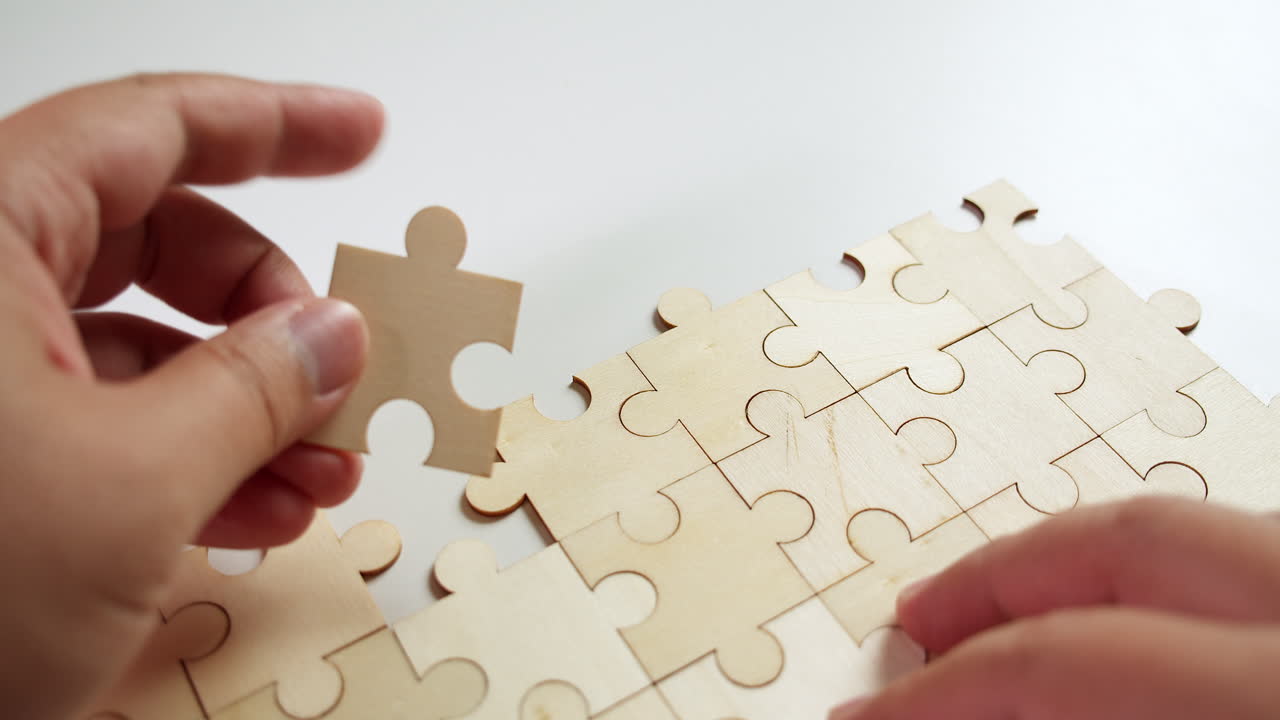 퍼즐의 조각들을 테이블 위에 하나씩 배열하는 것