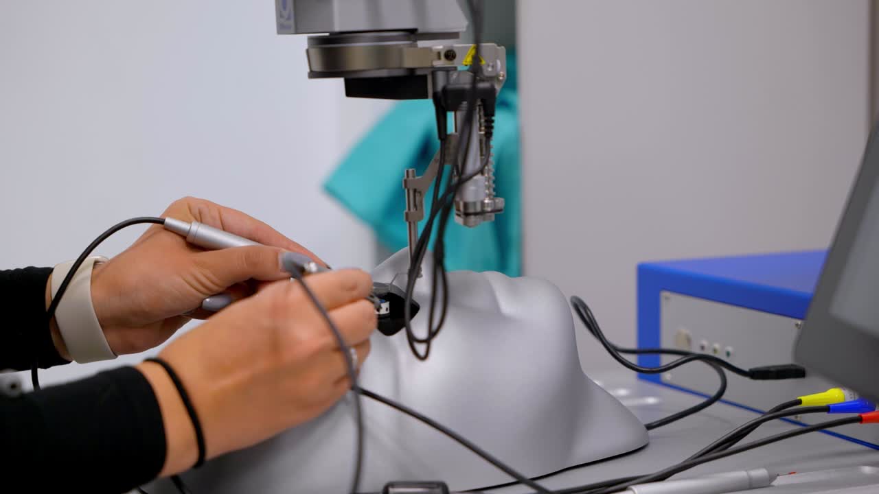 exercícios médicos para examinar os olhos sob um microscópio