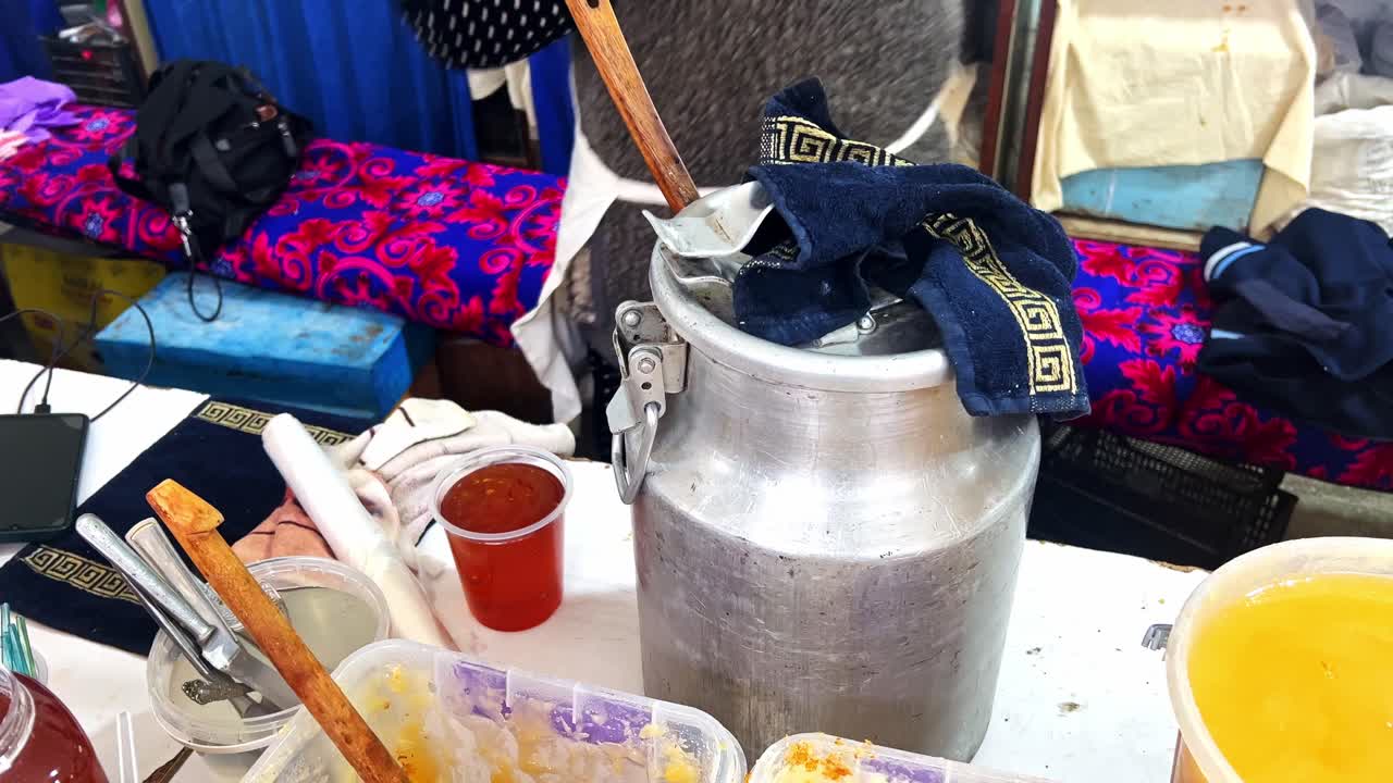 miel natural pura que se transfiere a una botella de plástico en el mercado, el mercado de la ruta de la seda más antiguo del mundo en el distrito de samarcanda, el bazar de siab, el bazar más grande de samarkanda, turistas nacionales y extranjeros