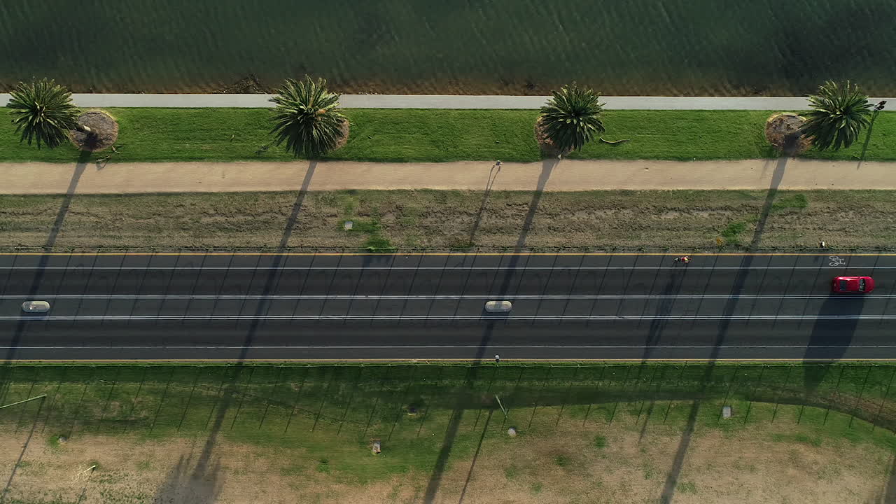 앨버트 공원 호수, 멜버른, 호주를 따라 자전거 타는 사람에게 괜찮은 부드러운 공중 폭탄 샷