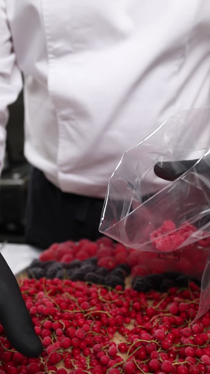 셰프는 탈수 된 베리를 준비하고 포장합니다.