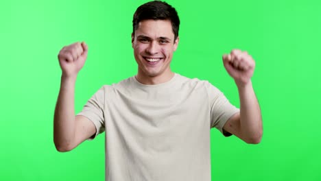 joven emocionado aplaudiendo y sacudiendo los puños
