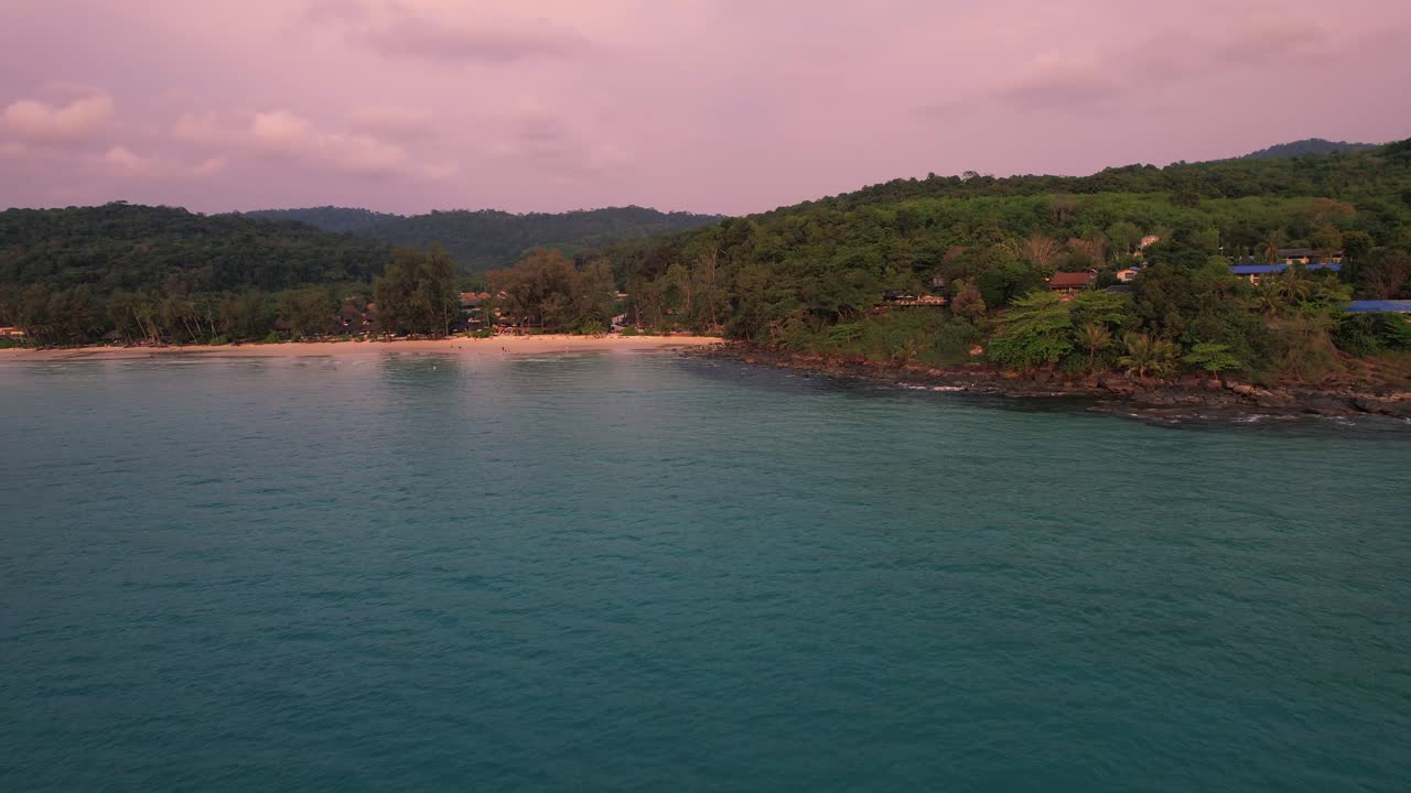 Praia de Klong Chao com resort e hotéis ao pôr do sol na Ilha de Koh Kood, Tailândia. - Vista aérea.