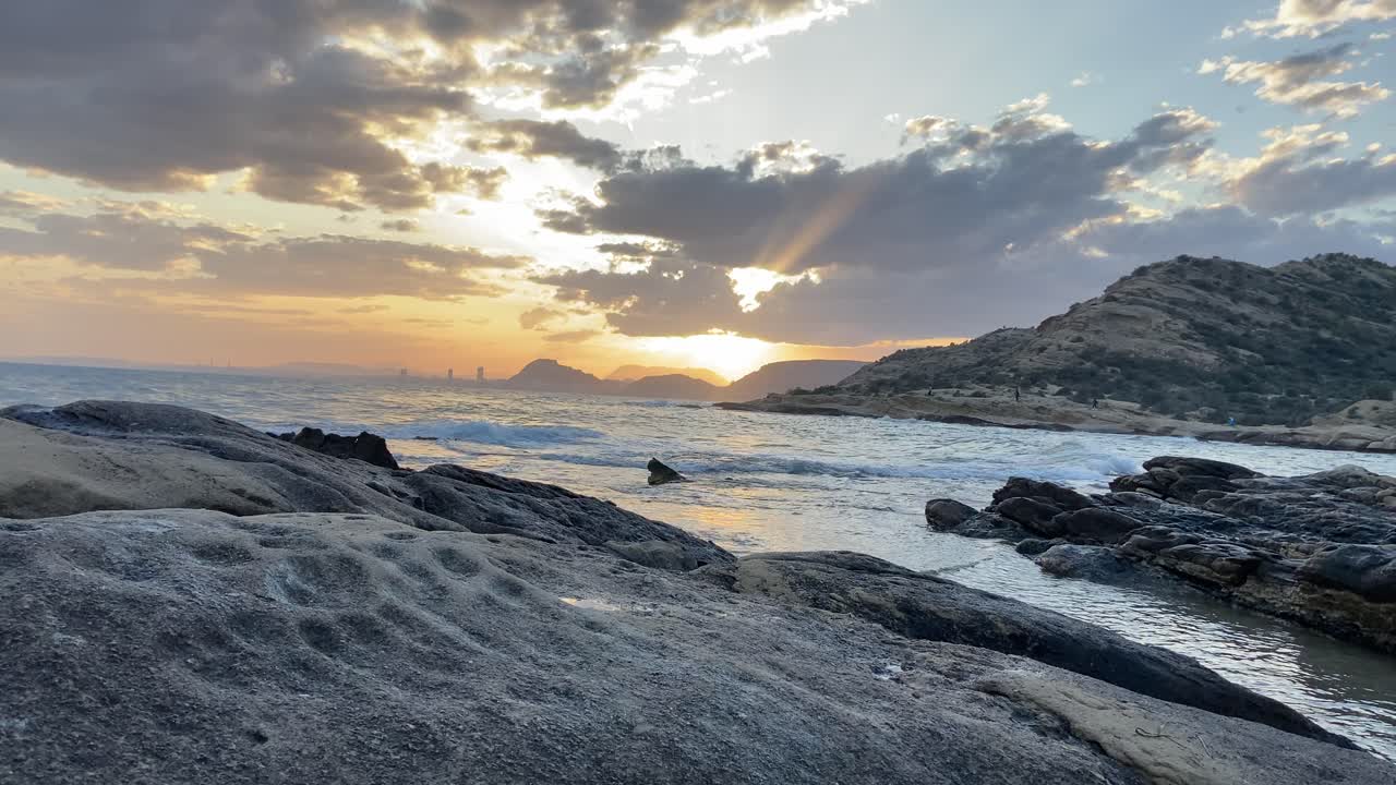 clip estático y pacífico de 4k de la puesta de sol sobre el mar mediterráneo en el este de españa