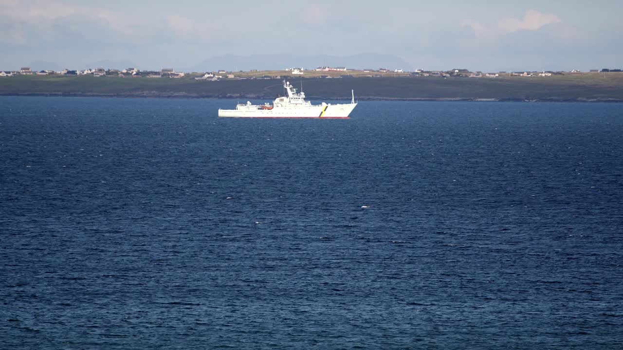 스코틀랜드 외부 헤브리드 제도 의 일부 인 스토르노웨이 근처 의 브로드베이 입구 에 있는 격렬 한 바다 를 통해 운전 하는 왕립 해군 어업 순찰 선박 의 텔레포토  ⁇