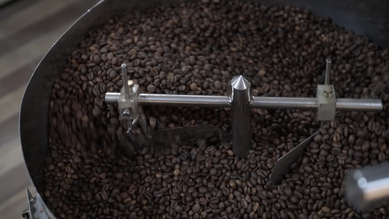 커피 콩 이 기계 에서 구워지고 있다
