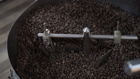 los granos de café siendo tostados en una máquina