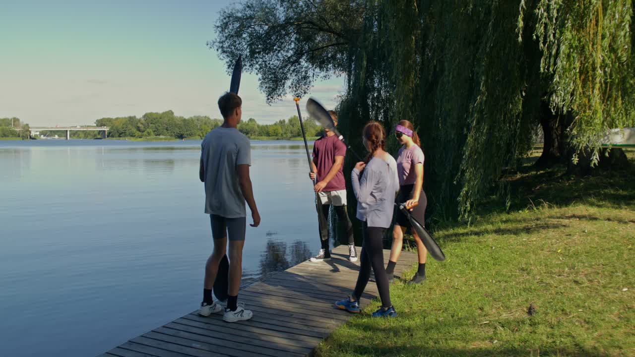 Roteam forbereder seg på å ro på vannet