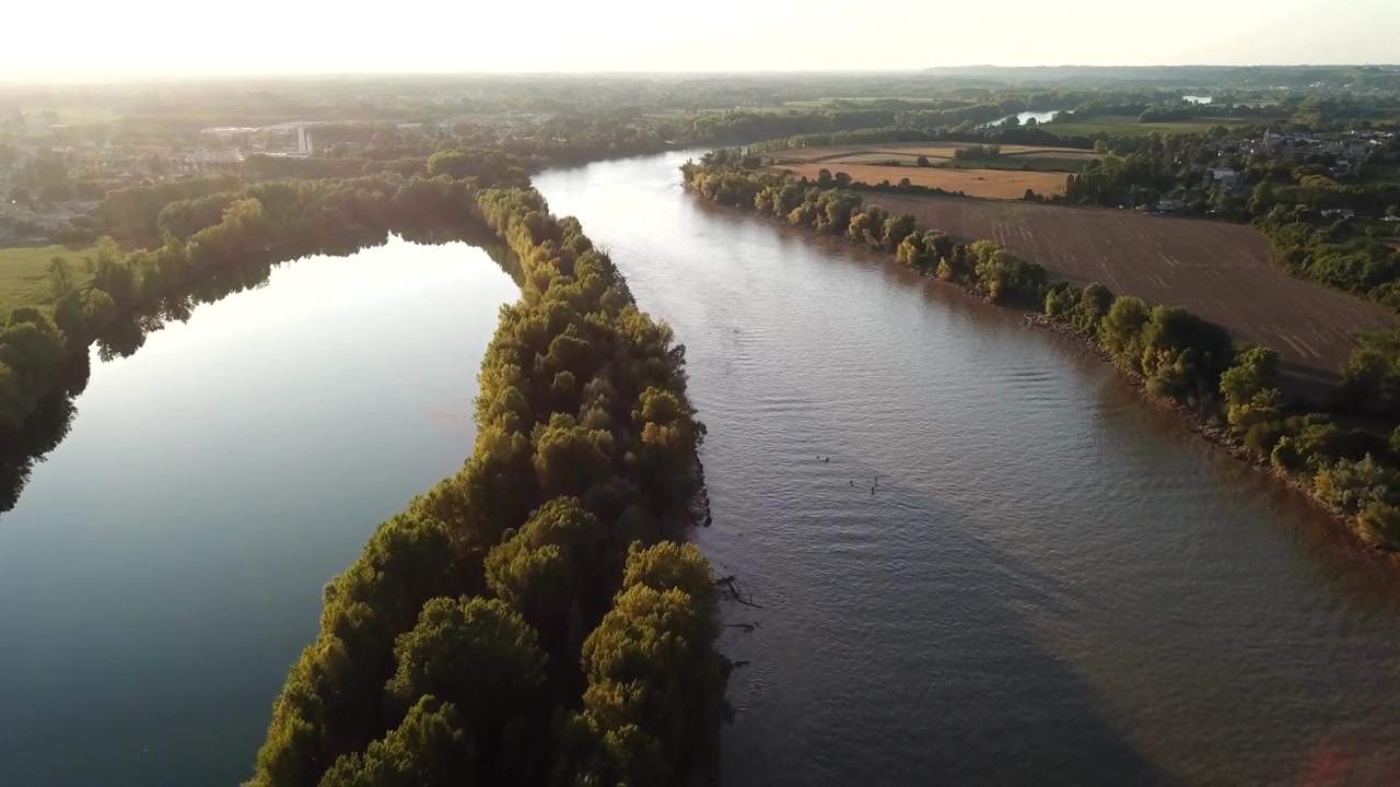 Veduta aerea dell'onda di marea del Mascaret che si propaga lungo il fiume Garonna vicino a Podensac, con alberi rigogliosi che costeggiano le rive del fiume a Mascaret Podensac, Nuova Aquitania, Francia
