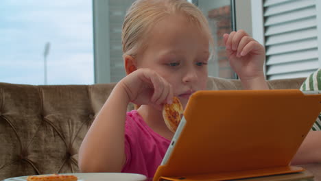 Niña-Comiendo-Pizza-Y-Viendo-Dibujos-Animados