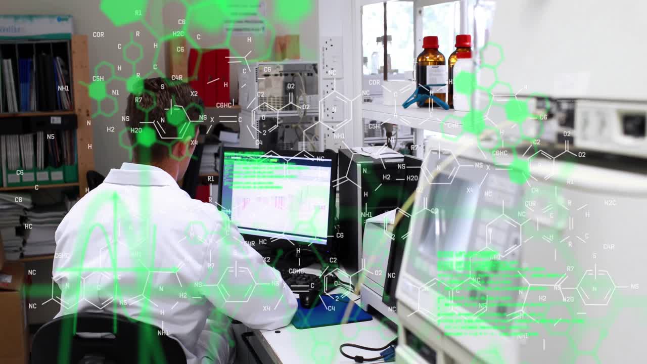 animación de procesamiento de datos médicos sobre científico caucásico usando computadora en el laboratorio