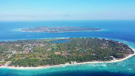 Luftpanorama-Der-Gili-Inseln-Im-Blauen-Tiefsee,-Natürlichem-Salzwasserbecken-Und-Palmen