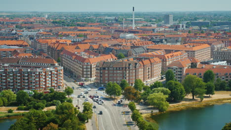 Blick-Auf-Die-Stadt-Kopenhagen-Von-Oben-Ordentliche-Häuser-Und-Eine-Viel-Befahrene-Straße-Mit-Verkehrsautos-4k-Video