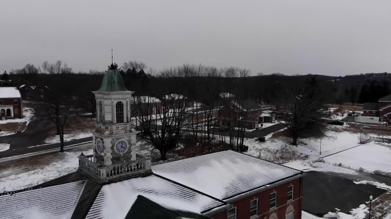 un dron de invierno disparó volando por la cúpula en descomposición y el reloj en el asilo del hospital abandonado de fairfield hills en newtown, connecticut