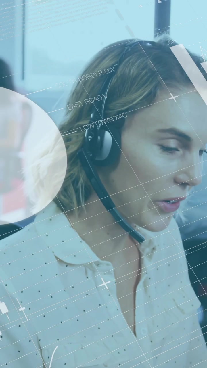 Animazione di elaborazione di dati finanziari su una donna d'affari caucasica che usa un auricolare telefonico in ufficio.