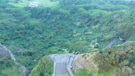 Revelar-Disparo-De-Dron-Inclinar-Hacia-Arriba-Mirador-Del-Acantilado-Nuuanu-Ohau-Hawaii