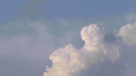 nubes ondulantes, cumulonembus creciendo una tormenta en la puesta del sol