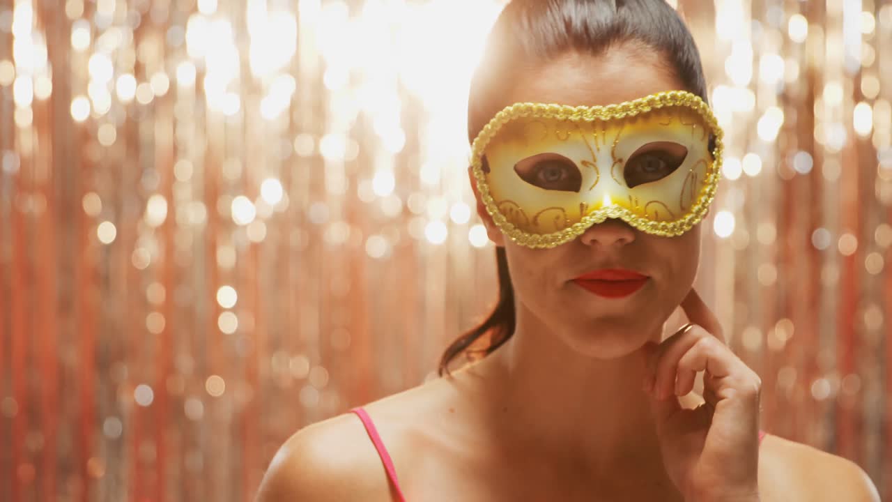 mujer joven con una máscara de carnaval
