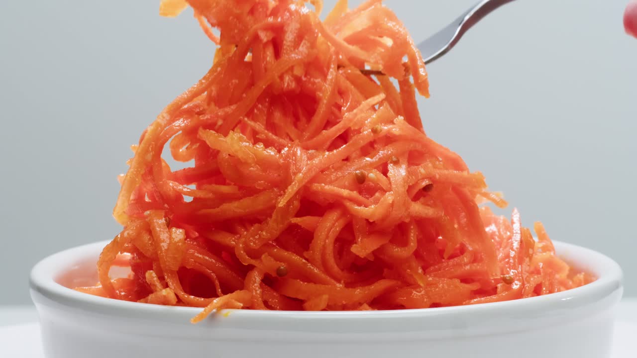 ensalada de zanahorias en un cuenco