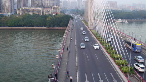 Tráfico-Moviéndose-A-Lo-Largo-Del-Puente-Sobre-El-Río-Perla-Por-La-Tarde