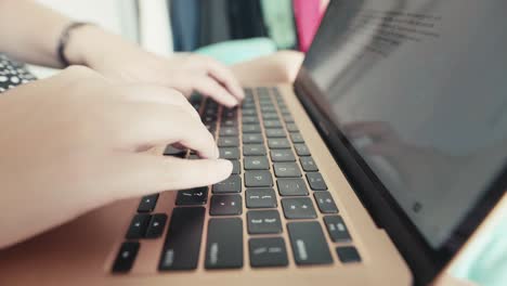 disparo en primer plano de una mano en la palabra clave escribiendo en una computadora portátil