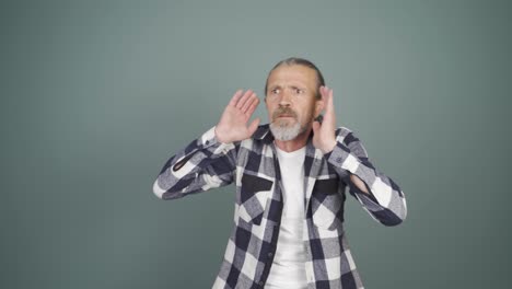 reacción de miedo del hombre mirando a la cámara. hombre cobarde.
