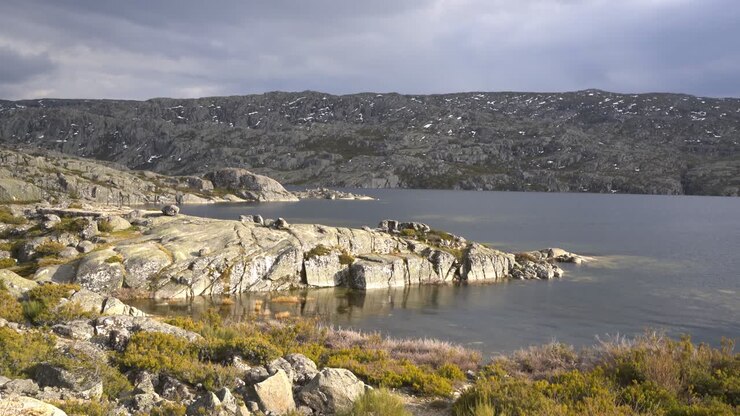Laguna di Lagoa Comprida nella Serra da Estrela, Portogallo