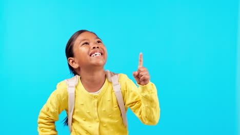 riendo, señalando con la mano y una niña feliz