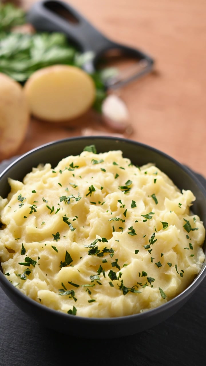 Ciotola di purè di patate cremoso in rotazione