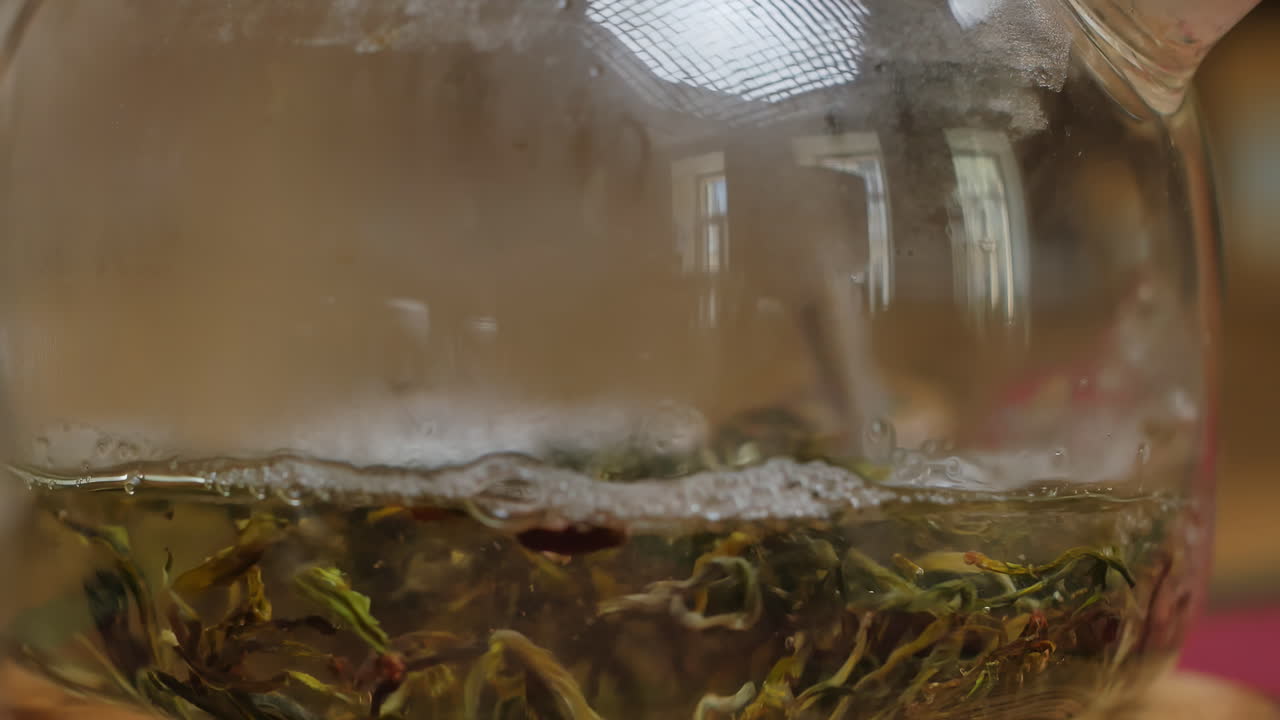 유리 차 비 에 녹색 차 를 뿌리는 것