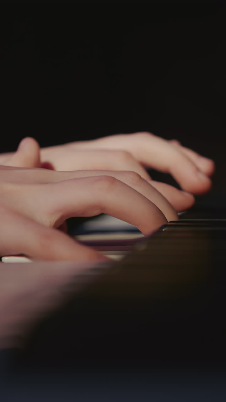 los dedos de la niña presionan las teclas del piano eléctrico en primer plano. el pequeño músico aprende melodía durante las lecciones musicales en el estudio de grabación. nueva generación de músicos