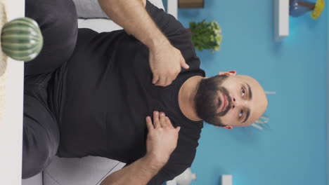 el video vertical de un hombre que se siente incompetente se enoja.