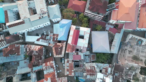 vista aérea de la ciudad de piedra, la parte antigua de la ciudad, la ciudad principal de zanzíbar por la mañana 4k drone