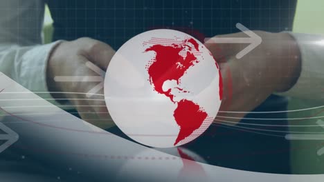 animación de globo rojo y blanco y flechas sobre las manos de una mujer de negocios que usa un teléfono inteligente