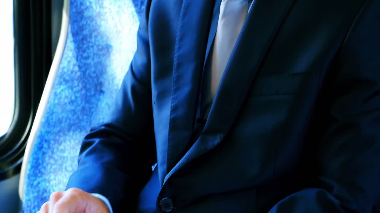 hombre de negocios usando una tableta digital mientras viaja