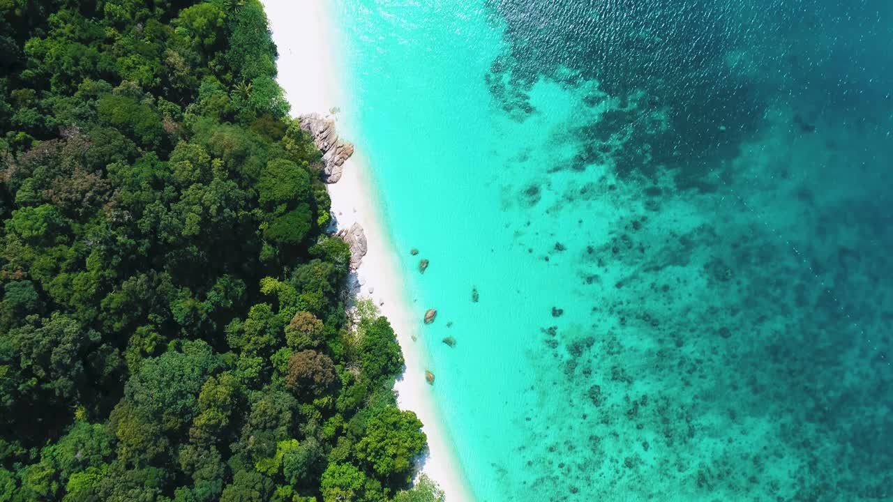 hermosa antena 4k de las islas perhentian tropicales en malasia