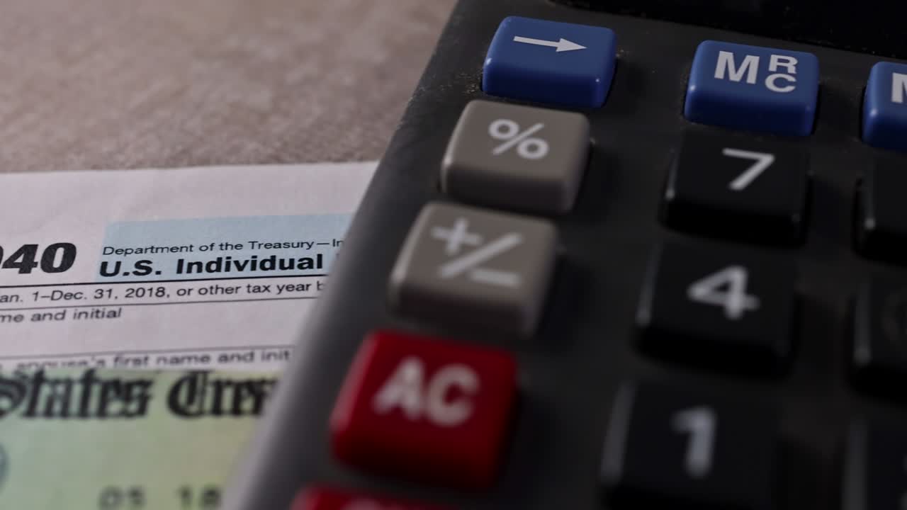 el formulario 1040 del irs con la declaración de impuestos sobre la renta individual del control de la declaración del impuesto económico de estímulo