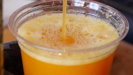 vertiendo jugo de naranja