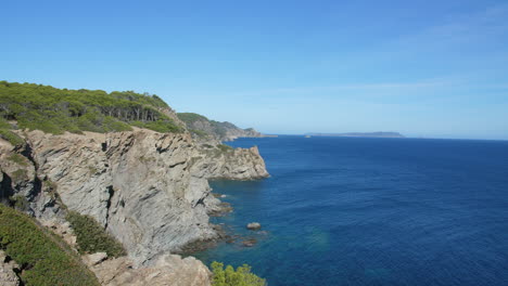 Küste-Des-Mittelmeers,-Klippen-Von-Porquerolles,-Sonniger-Tag,-Frankreich