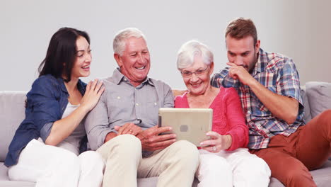 familia de varias generaciones que utiliza tabletas