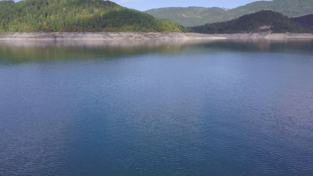 아름다운 오프닝  ⁇ 은 푸른 호수와 숲과 함께 녹색 산을 드러 ⁇ 니다.