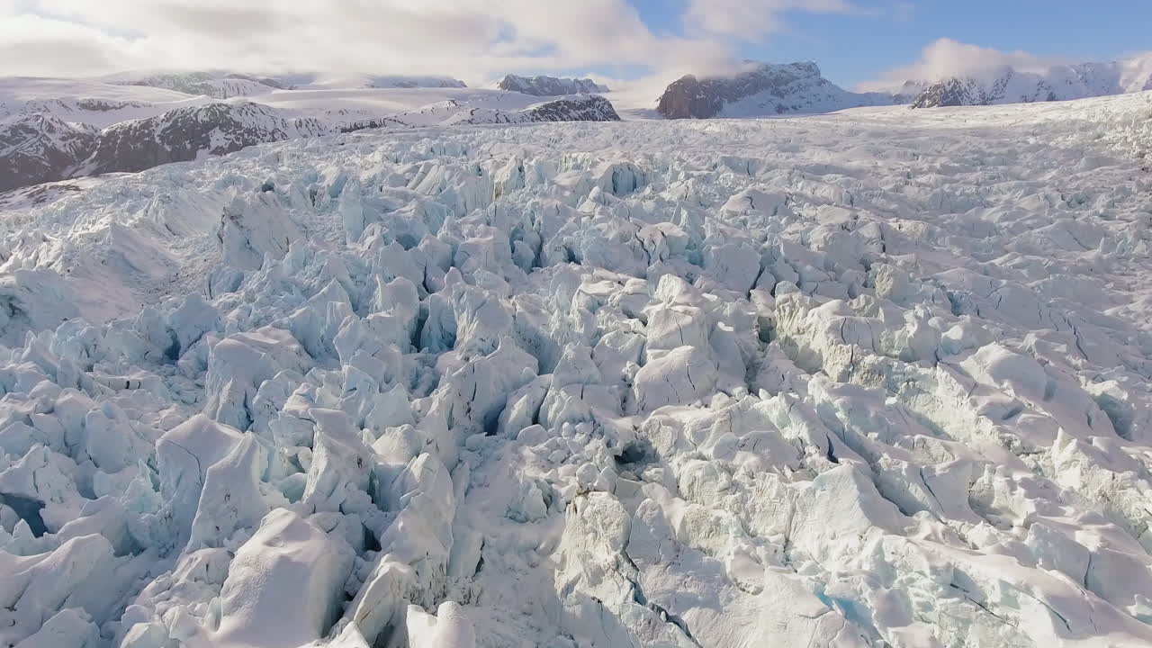 hermoso vuelo aéreo sobre una gran formación de hielo glaciar en un día soleado