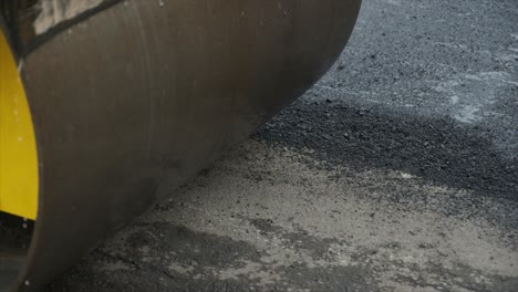 proceso de asfaltado de la infraestructura de construcción de carreteras comprimiendo, compactando, nivelando y suavizando la superficie de la carretera de asfalto utilizando un rodillo en tándem