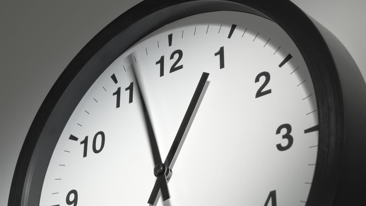 reloj en el lapso de tiempo en la pared blanca en la oficina