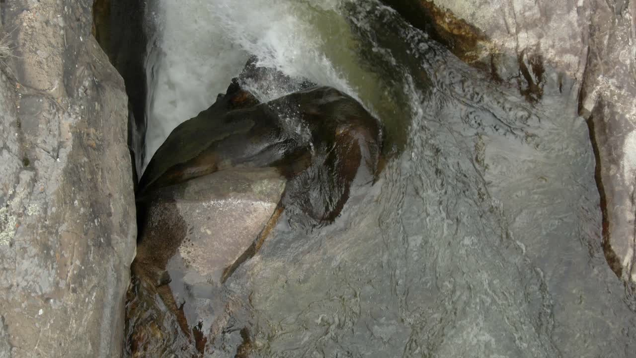 vista aérea de pájaro sobre una pequeña cascada en el río en colorado